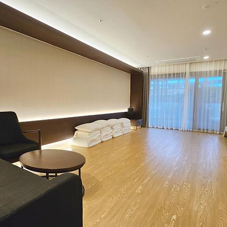 The Qube Resort Jeju Согвипхо Экстерьер фото