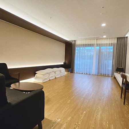 The Qube Resort Jeju Согвипхо Экстерьер фото