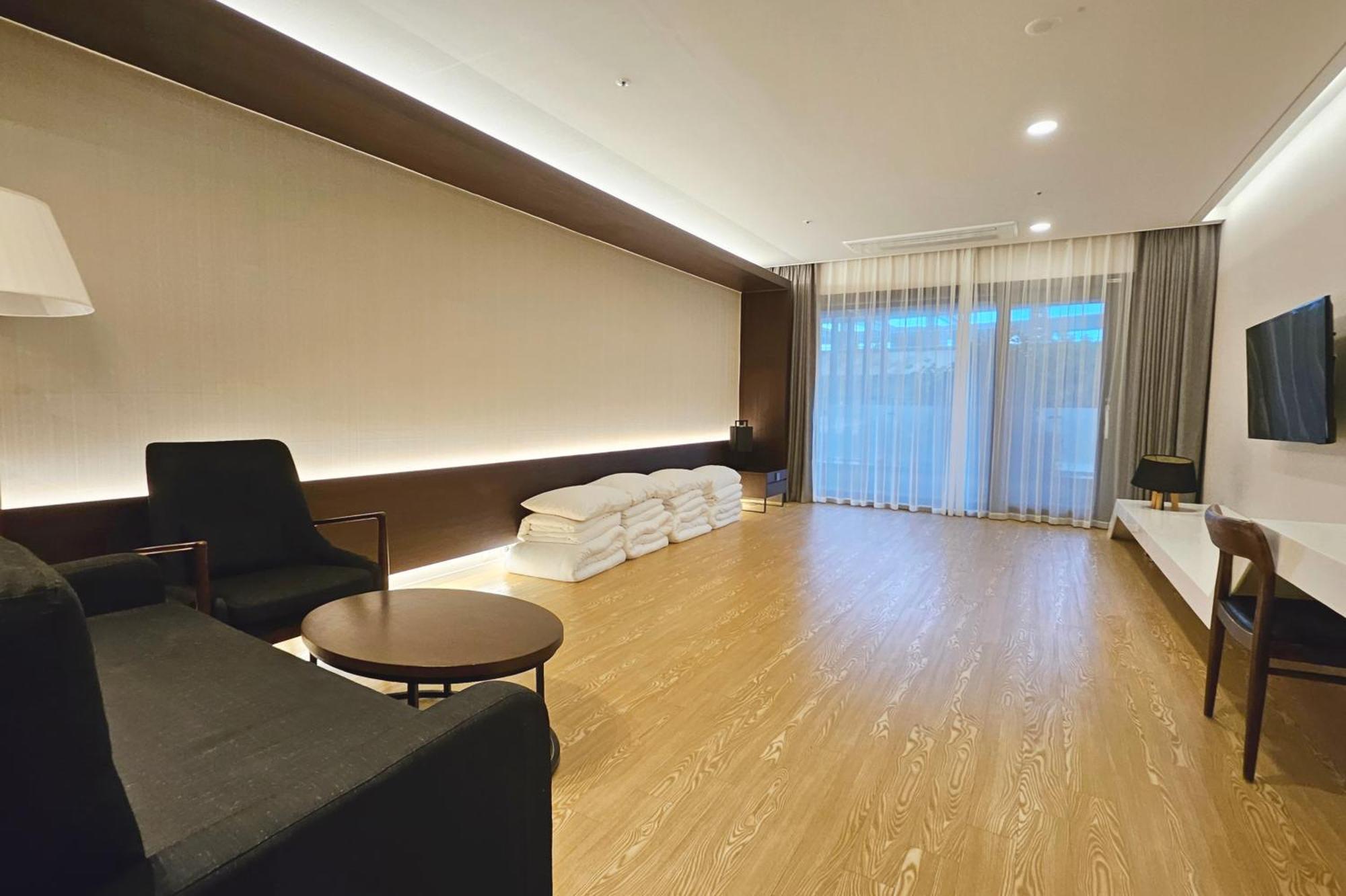 The Qube Resort Jeju Согвипхо Экстерьер фото