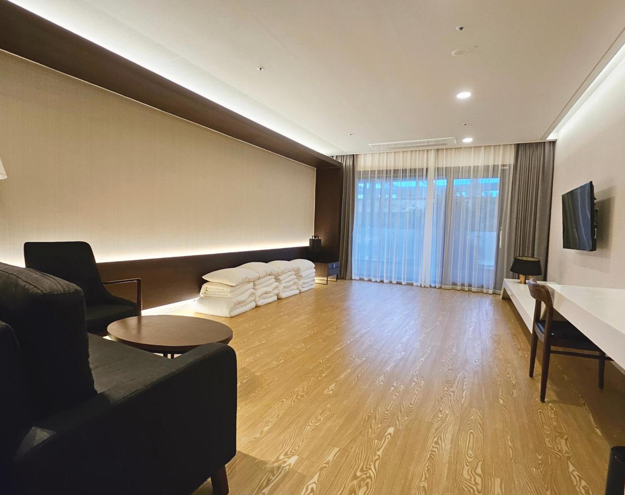 The Qube Resort Jeju Согвипхо Экстерьер фото