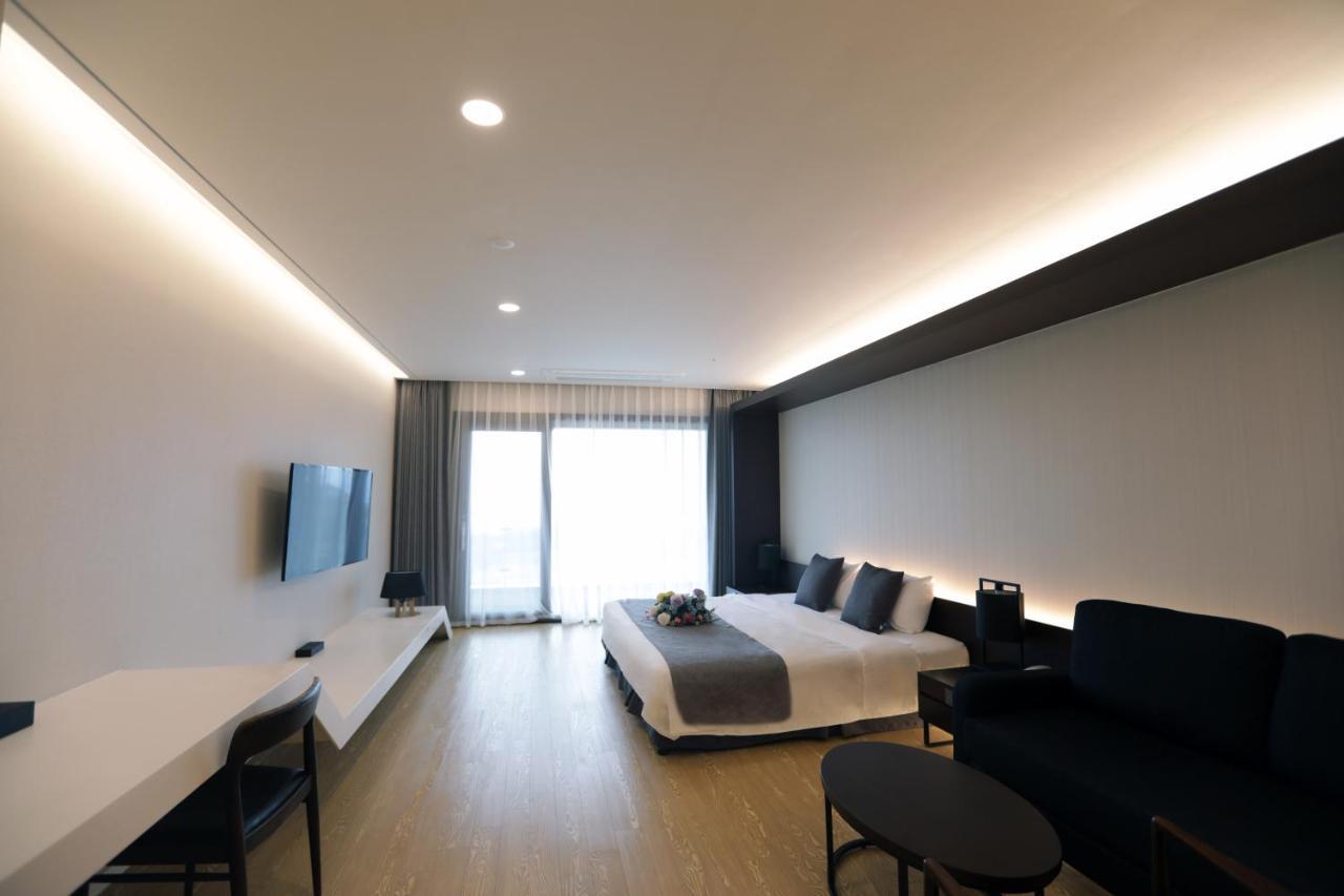 The Qube Resort Jeju Согвипхо Экстерьер фото