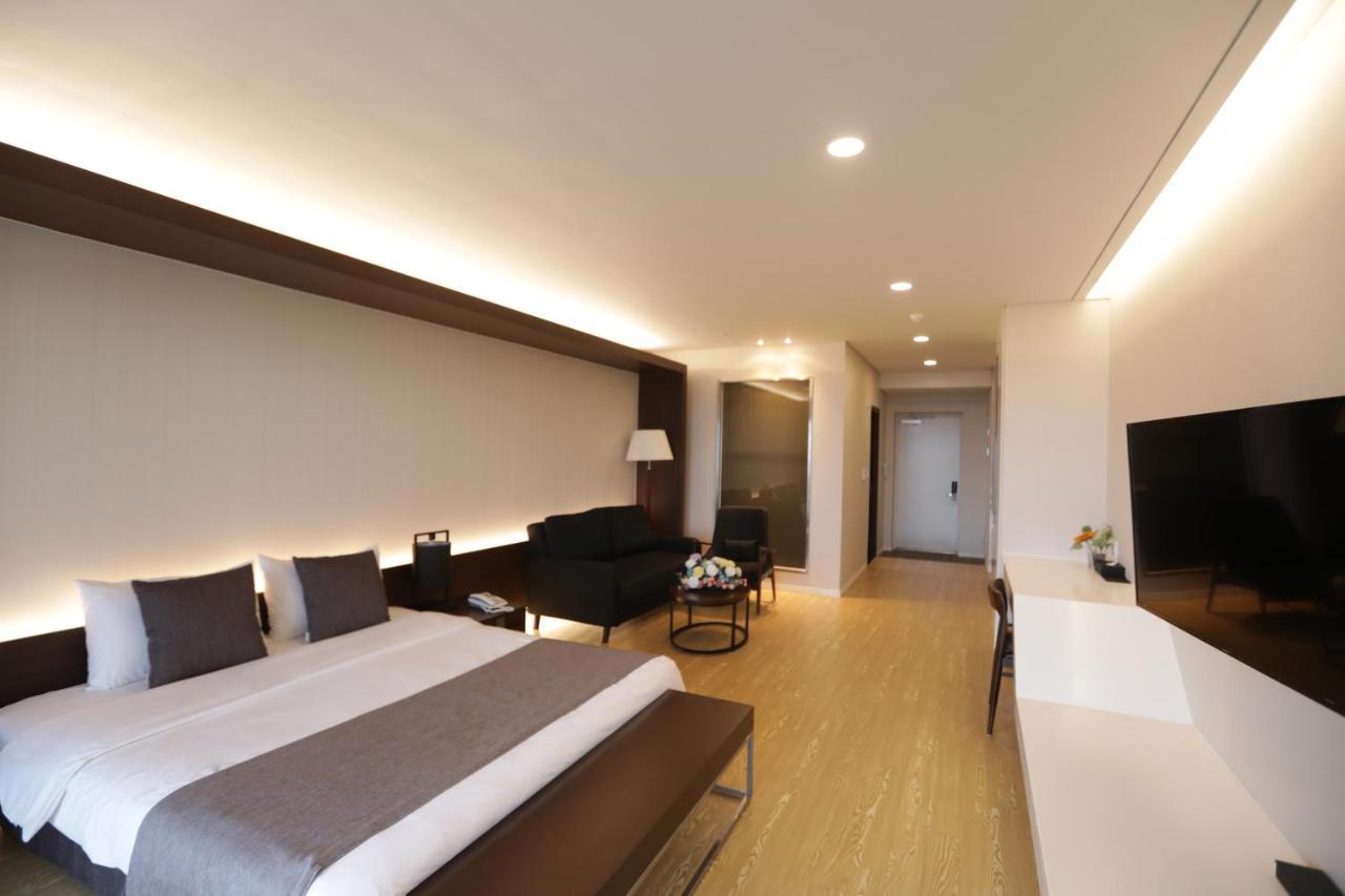 The Qube Resort Jeju Согвипхо Экстерьер фото