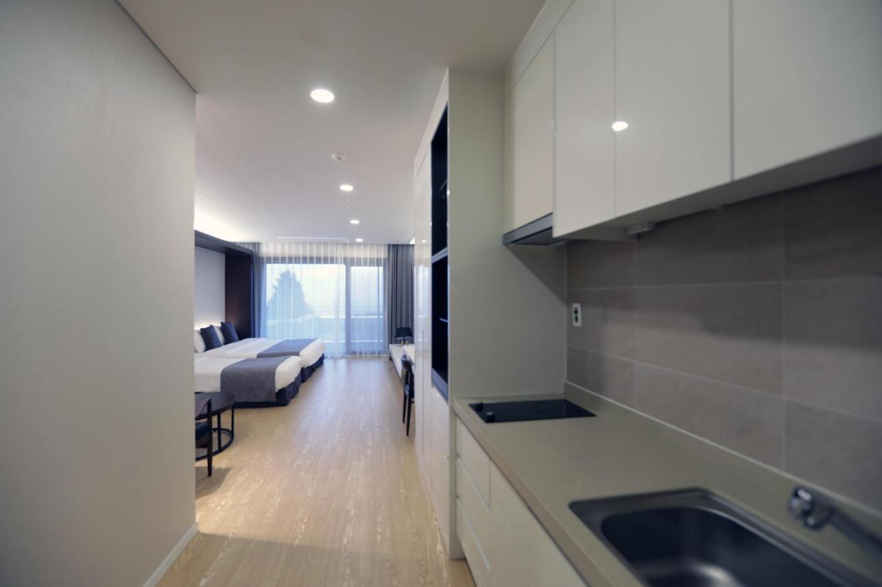 The Qube Resort Jeju Согвипхо Экстерьер фото