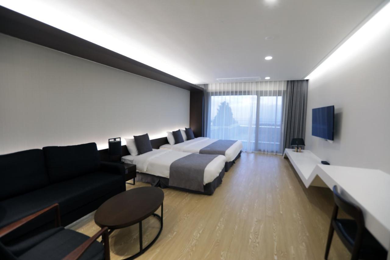 The Qube Resort Jeju Согвипхо Экстерьер фото