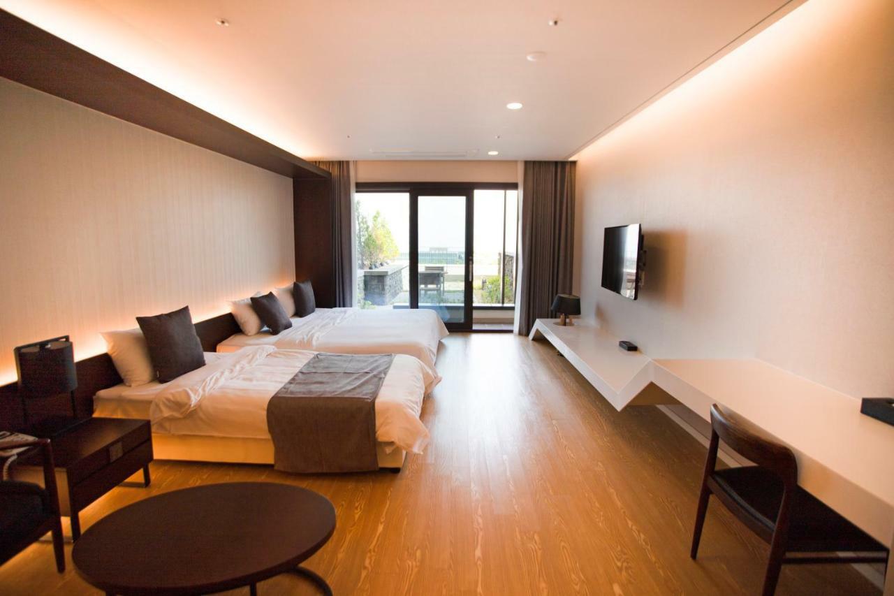 The Qube Resort Jeju Согвипхо Экстерьер фото