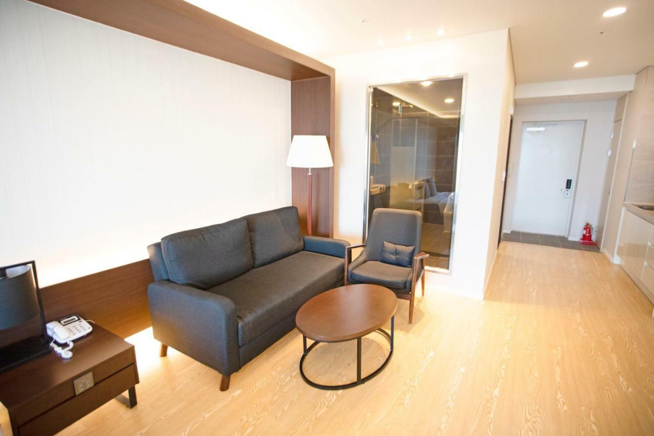 The Qube Resort Jeju Согвипхо Экстерьер фото